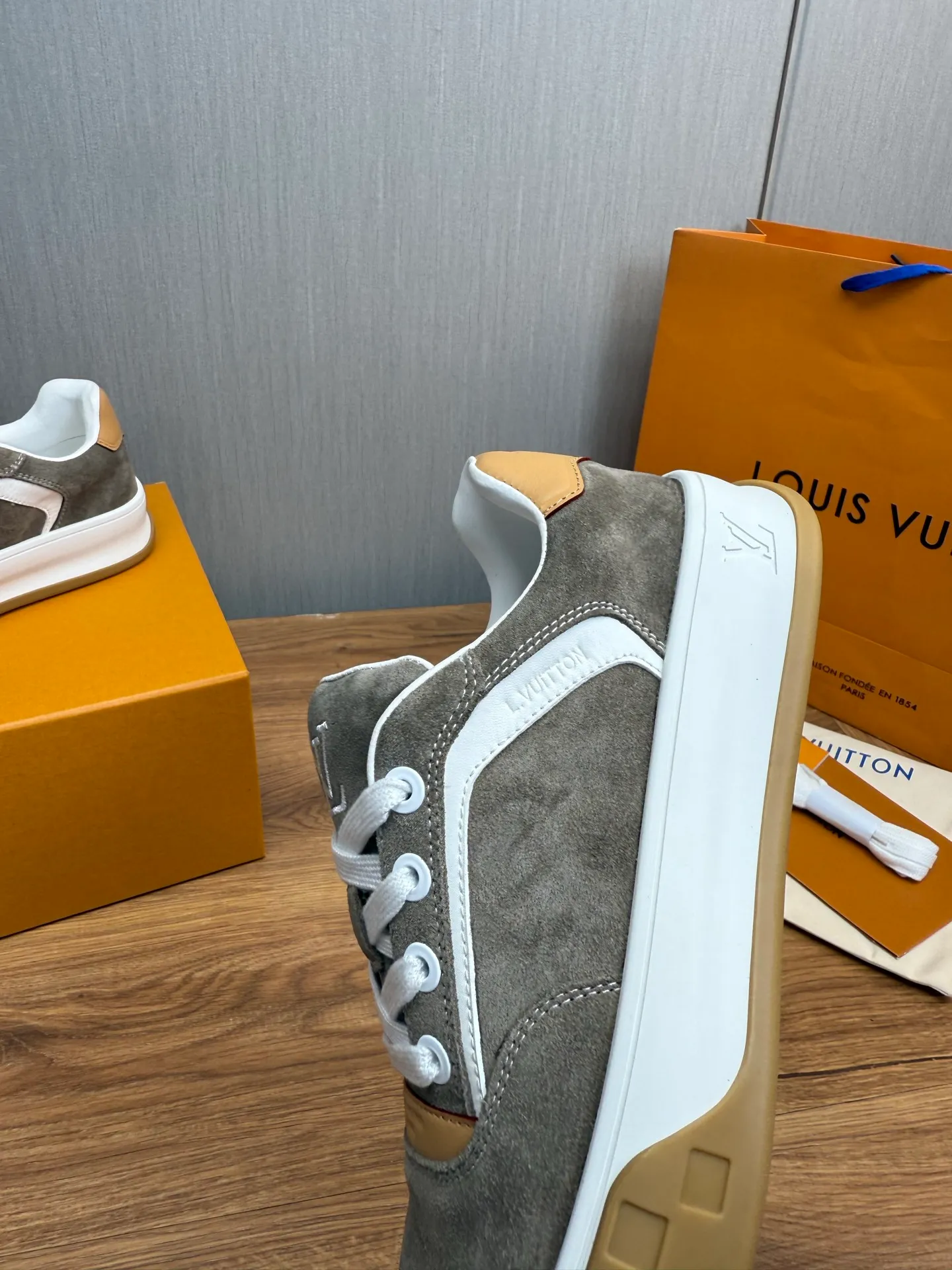 Men's shoes 620💰 Lv. Top purchasing agent🇮🇹 Louis Vuitton, sports sneakers counter synchronization, uppers imported from Italy, high-quality splicing and complex handicrafts, imported mesh pads are soft and comfortable, soles: original factory special soles, TPU exclusive movable molded soles super comfortable, original factory single goods, 🔍🔍high quality, you can enter and exit the counter at will, welcome to compare, code number 38-44 (customized 38.45)